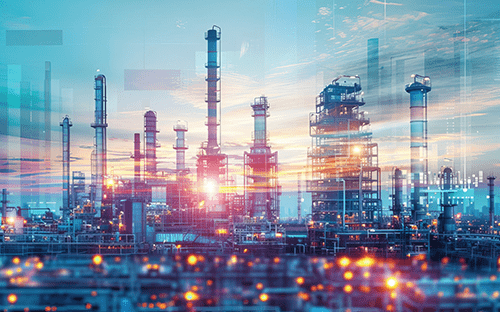 Ölraffinerie mit Destillationskolonnen und Industrieanlagen bei Sonnenuntergang