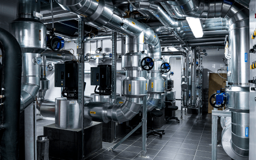 Teknik kazan dairesinde paslanmaz çelikten endüstriyel boru ve vana ağı