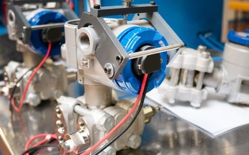 Testing a pressure transmitter electrical connections and test bench