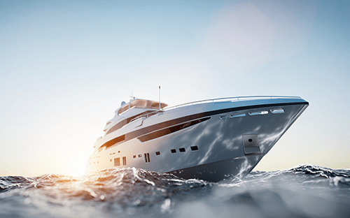 Denizde seyreden lüks yat, ön planda pruva, alçak ışık ve entegre yerleşik aletler