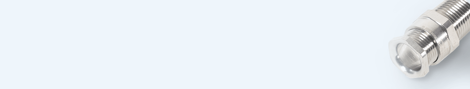 Metallische Kabelverschraubung mit Gewinde zum Anschluss und zur Abdichtung von Kabeln am Gehäuse eines industriellen Drucksensors