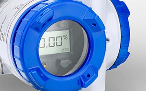 Digitale Anzeige eines Relativdruckmessumformers, die 100 Prozent anzeigt, mit Nullstellknopf