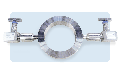 Zwischen den Flanschen installierter Spülring mit seitlichen Ventilen zur Reinigung und Wartung eines Drucksensors