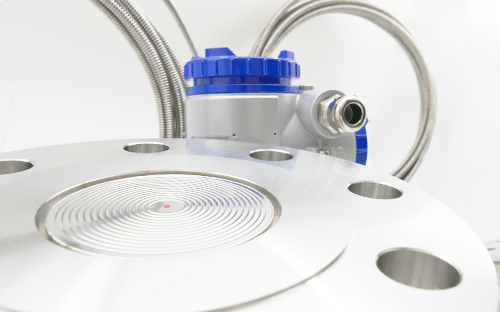 Sensor de pressão diferencial com membrana de separação e capilares utilizado para a medição da pressão em processos industriais