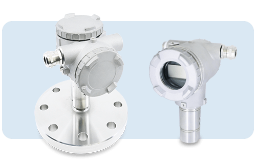 Zwei industrielle Drucksensoren, davon einer mit Display, montiert auf einem Metallflansch für Anwendungen in Meeresumgebungen