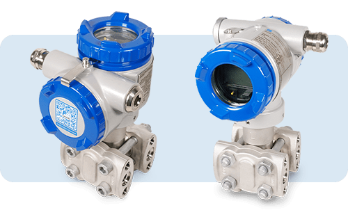 Dois sensores de pressão diferencial industriais com caixa metálica e tampas azuis apresentados sob diferentes ângulos