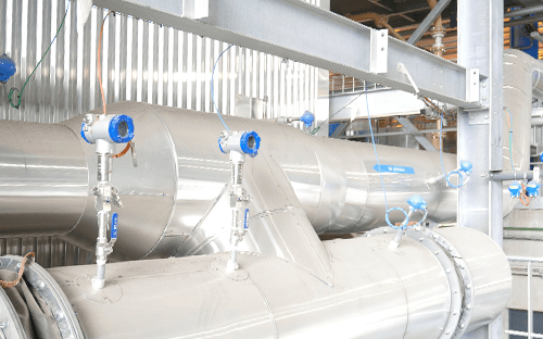 Relativdrucksensoren, die an großen Industriepipelines installiert sind, um den Druck von Flüssigkeiten zu überwachen