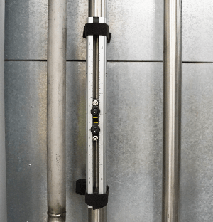 Ultraschallsensoren, die an einer Metallleitung angebracht sind, um den Durchfluss von Flüssigkeiten ohne direkten Kontakt mit dem Medium zu messen