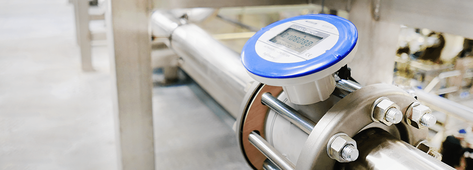 Ultraschall-Durchflussmesser für den Einbau in Industrierohrleitungen mit Digitalanzeige und Befestigung mittels Schraubflanschen