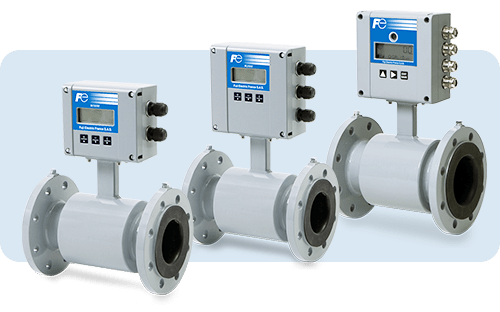 Trois débitmètres électromagnétiques Fuji Electric montés sur conduites industrielles avec transmetteurs et afficheurs numériques