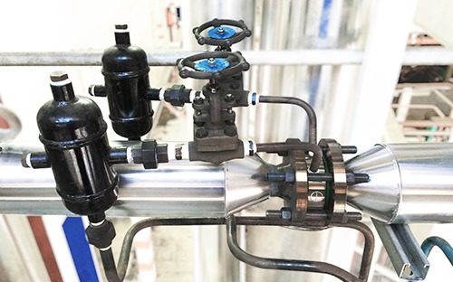 Druckmessvorrichtung an einer Industrie-Rohrleitung mit Ventil und Druckmittler für einen Drucksensor