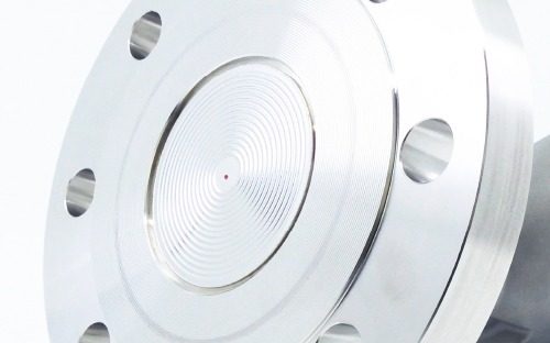 In einen bearbeiteten Flansch mit konzentrischen Nuten integrierte kreisförmige Metallmembran für einen industriellen Drucksensor