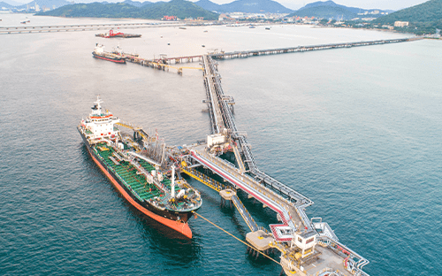 Tankschiff, das über Rohrleitungen mit einem Hafenterminal verbunden ist, um Flüssigladungen umzuschlagen und deren Füllstände zu überwachen