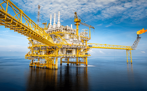 Offshore-Ölplattform mit Stahlkonstruktionen und einer Fackelanlage, die bei ruhiger See in Betrieb ist