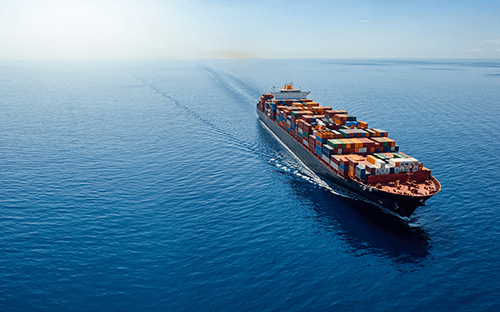 Ein auf See fahrendes Containerschiff, das Container transportiert und die Antriebs- und Kraftstoffmanagementsysteme veranschaulicht