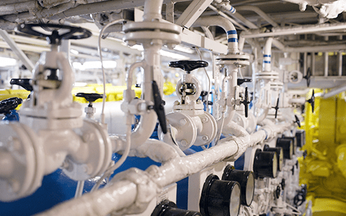 Industrielles Rohrleitungsnetz mit Ventilen und Drucksensoren zur Überwachung einer Druckluftanlage