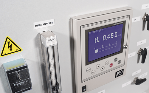 Газоанализатор с индикацией уровня H₂ и встроенным расходомером на промышленной панели управления