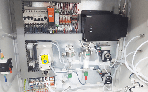 Промышленный аналитический шкаф с датчиками, насосами и электронными модулями для измерения содержания водорода в технологических процессах