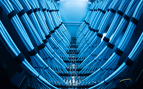 Bir veri merkezindeki kablo dağıtım dolabında düzenlenmiş mavi ağ kablo demetleri