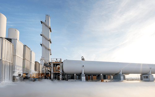 Instalação industrial de produção e armazenamento de azoto com reservatório horizontal e descarga de gás frio ao nível do solo