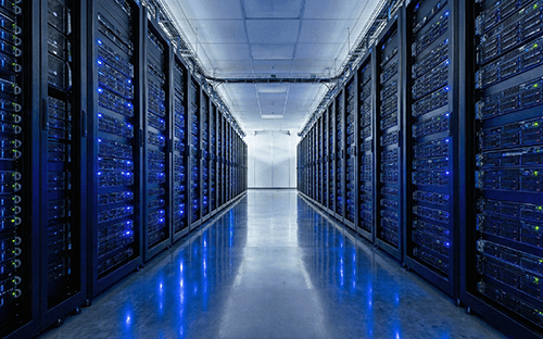 Güvenli bir ortamda, sıralanmış sunucu rafları ve mavi ışıklarla donatılmış bir veri merkezinin orta koridoru