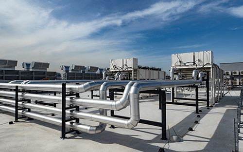 Modern bir veri merkezinde çatı üstü soğutma tesisatı, boru hatları ve HVAC üniteleri