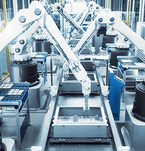Automatisierte Anlage mit industriellen Roboterarmen für Verpackungs- und Handhabungsvorgänge im Werk.