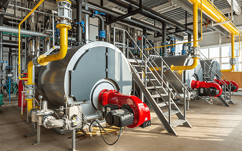 An ein Gasnetz angeschlossene Industriekessel mit Brennern und Rohrleitungen in Prozessumgebungen