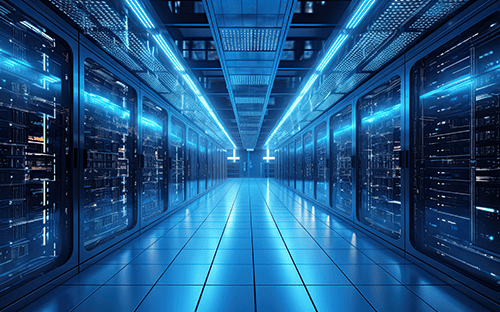 Allée de racks serveurs haute densité dans un data center avec éclairage bleu et refroidissement optimisé