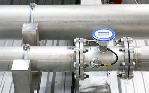 Industrieller Durchflussmesser, der an einer Metallrohrleitung montiert ist, zur Messung und Überwachung des Luftdurchflusses