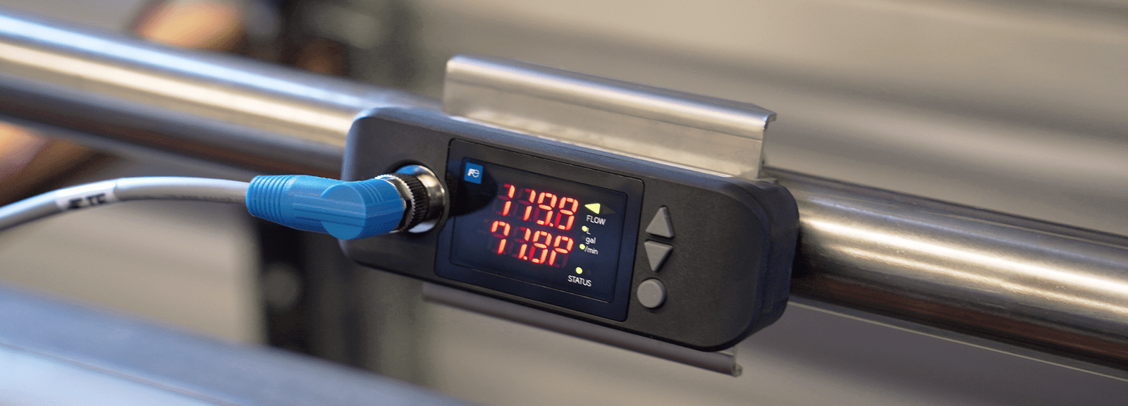 Débitmètre ultrasonique monté sur une conduite pour mesurer le débit d’un circuit de refroidissement liquide