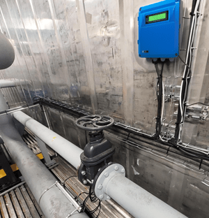 Débitmètre à ultrasons installé sur une canalisation industrielle pour le contrôle du refroidissement en data center