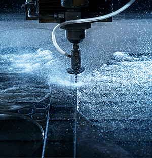 Industrielle Schneidemaschine, die einen Hochdruck-Wasserstrahl nutzt, um den Ressourcenverbrauch in der Produktion zu senken