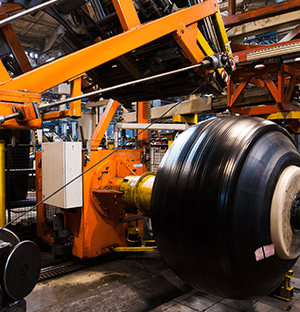 Industrielle Reifenfertigungsmaschine mit Gummiband auf einer automatisierten Produktionslinie