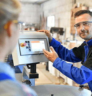 Techniker, der bei einer Schulung zum Energiemanagement eine industrielle Steuerungsschnittstelle vorstellt