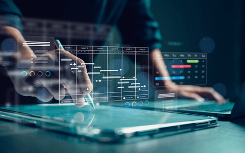 يد تستخدم واجهة رقمية للتخطيط وإدارة البيانات على شاشة تعمل باللمس متصلة