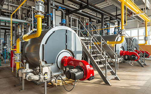 Industriekessel und Rohrleitungsnetz in einer thermischen Energieerzeugungsanlage