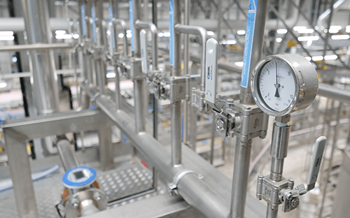 Industrielle Rohrleitungsanlage mit Manometer und Messgeräten zur Erfassung und Überwachung des Luftdurchsatzes