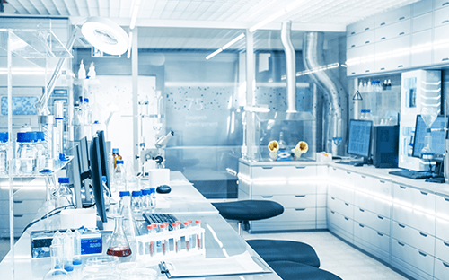 Laboratoire moderne équipé de paillasses, verrerie et systèmes de ventilation pour analyses et sécurité des gaz