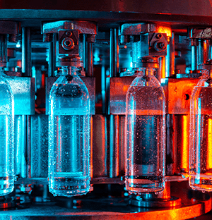 Industrielle Abfüllanlage für transparente Flaschen mit automatisiertem Verpackungssystem im Werk