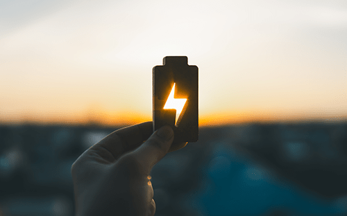 Eine leuchtende Batteriesymbol, das für die Messung und das Management des Stromverbrauchs steht