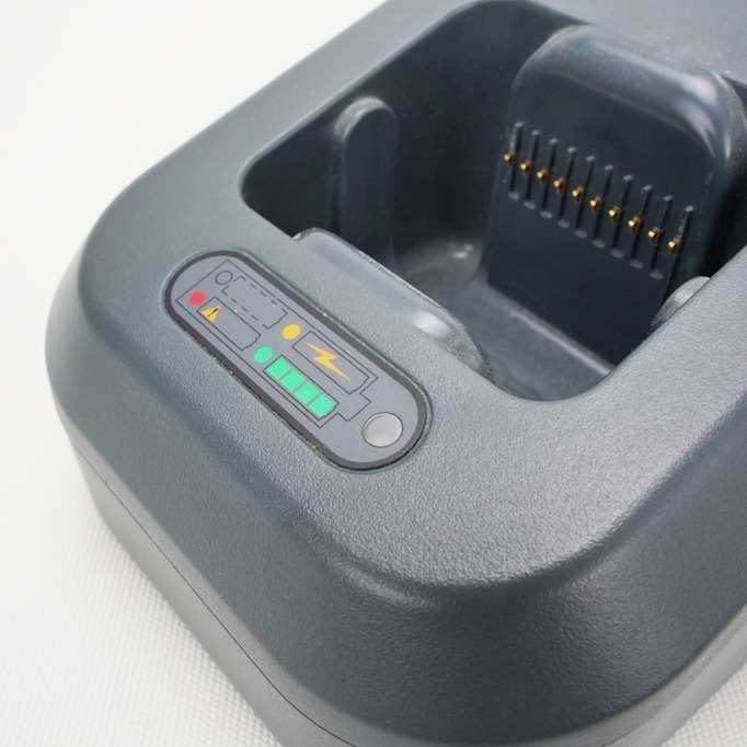 Base de conexión Pocket HART ATEX con indicadores luminosos de carga y conectores para terminales de mantenimiento industrial
