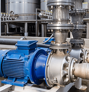 Blaue Industriepumpe, die an ein Rohrleitungsnetz angeschlossen ist, um die Wasserzirkulation und -verwaltung zu optimieren