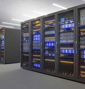 Racks de serveurs alignés dans un data center avec équipements réseau et systèmes de refroidissement intégrés
