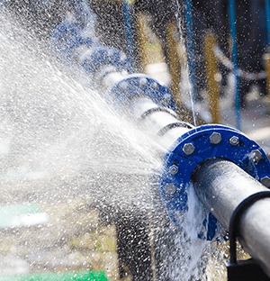Industrielle Rohrleitung mit starkem Druckwasseraustritt als Beispiel für die Erkennung und Reduzierung von Verlusten