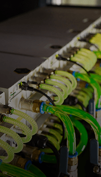 Tuyaux de refroidissement liquide raccordés à des racks haute densité dans un data center