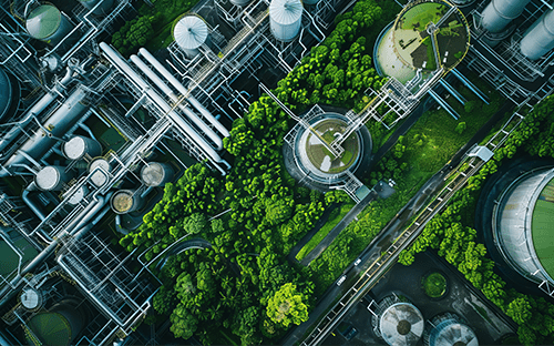 Luftaufnahme eines Industriegeländes mit Tanks, Rohrleitungen und begrünten Flächen für das Energiemanagement