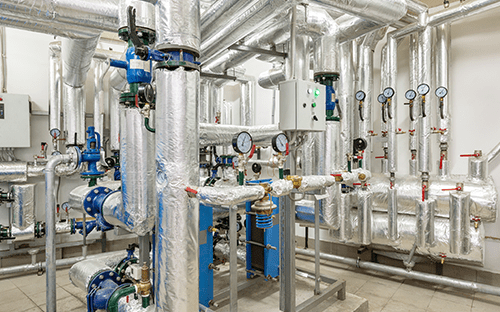 Netzwerk aus isolierten Industrierohre mit Ventilen, Manometern und Regelungsvorrichtungen für gasförmige Medien