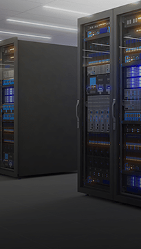Racks de serveurs dans un data center moderne avec équipements réseau et éclairage de supervision bleu