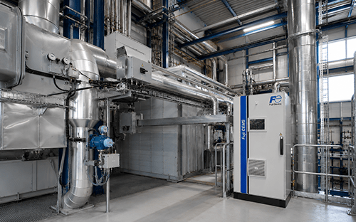 Armoire CEMS Fuji Electric install&eacute;e dans une installation industrielle avec r&eacute;seau de conduites pour la surveillance continue des &eacute;missions